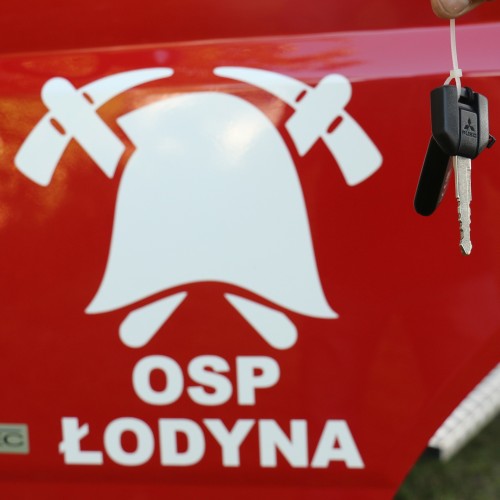 Przekazanie samochodu dla OSP Łodyna